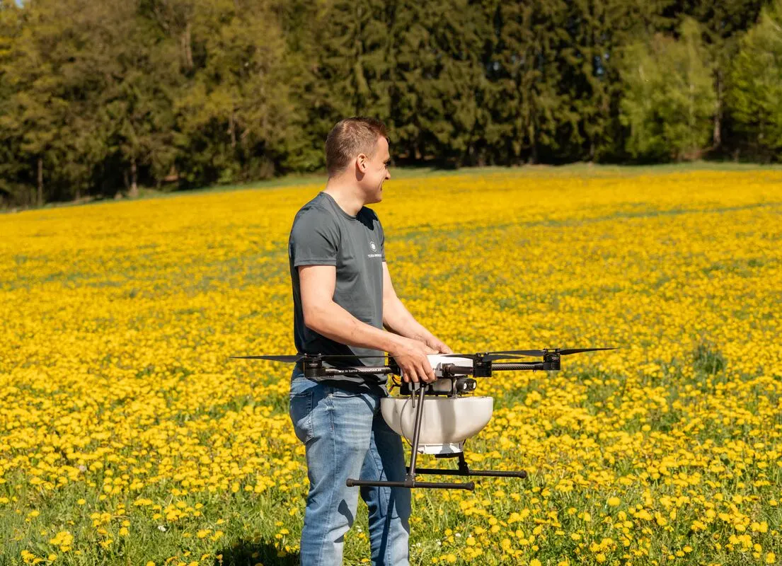 Agrardrohne wird auf der Wiese für den Flug vorbereitet