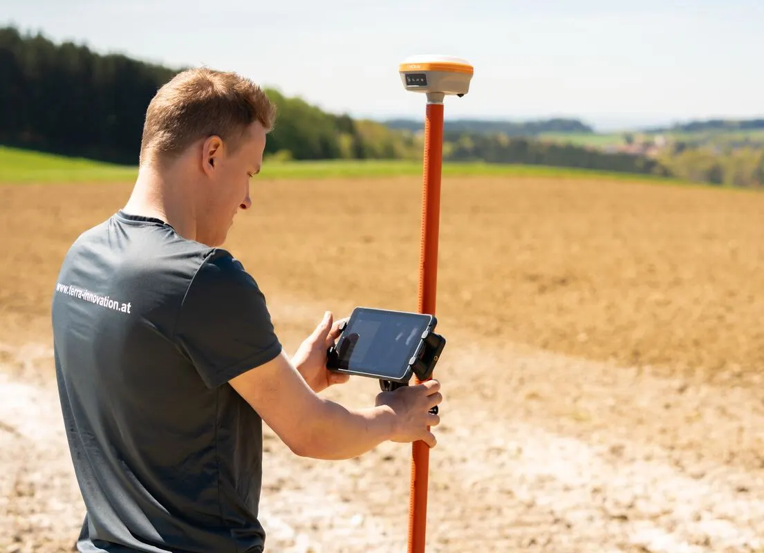 Vermessung mit RTK-Stab und Tablet am Acker