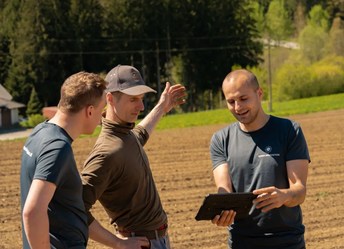 Beratung am Feld mit Tablet