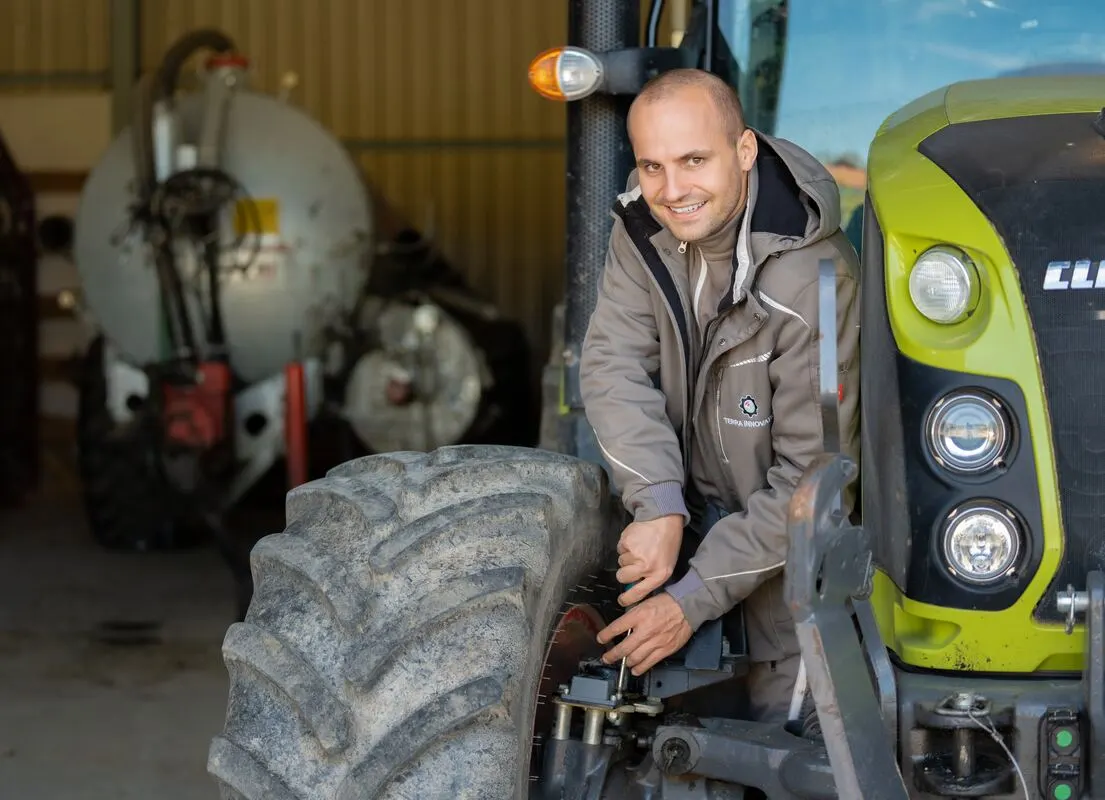 Arbeit an der Lenkung eines Traktors in der Halle