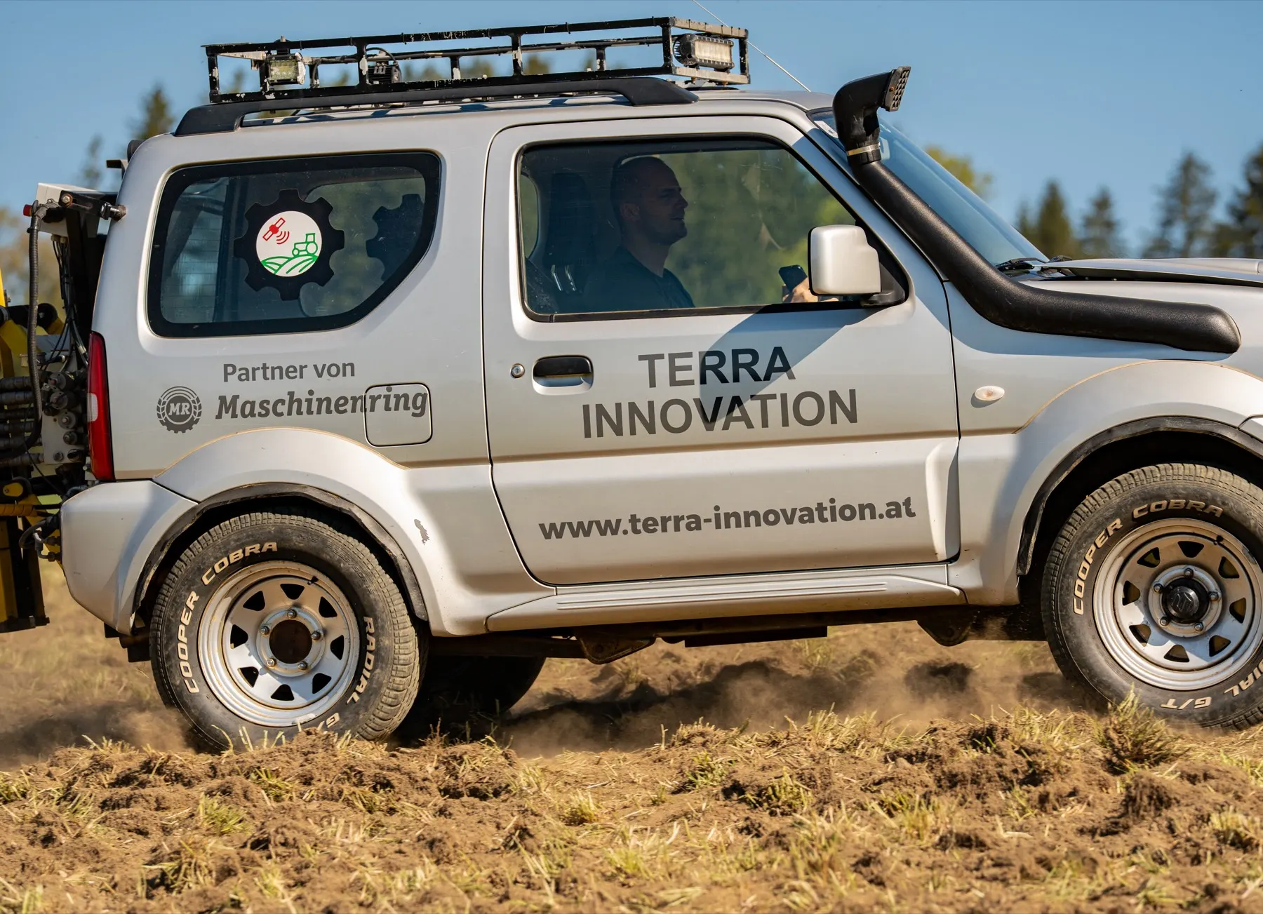 Fahrzeug von TERRA Innovation mit Bohrautomat bei der Bodenprobenentnahme